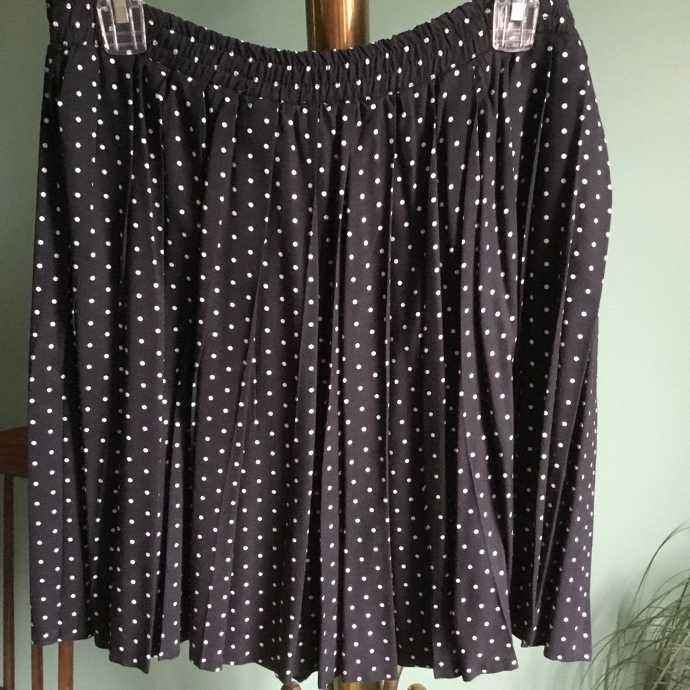 Black & White Rayon Pleated Skirt - Size S - EUC